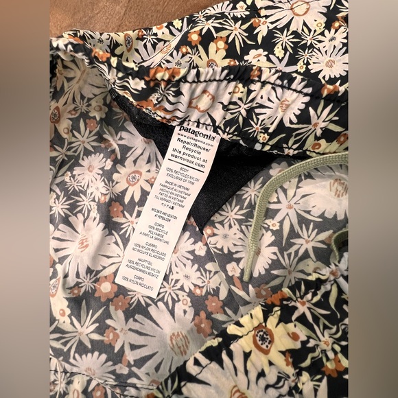 NWT Patagonia Barely Baggies Shorts Small Daisies Primavera Ink Black Hiking - Picture 5 of 5